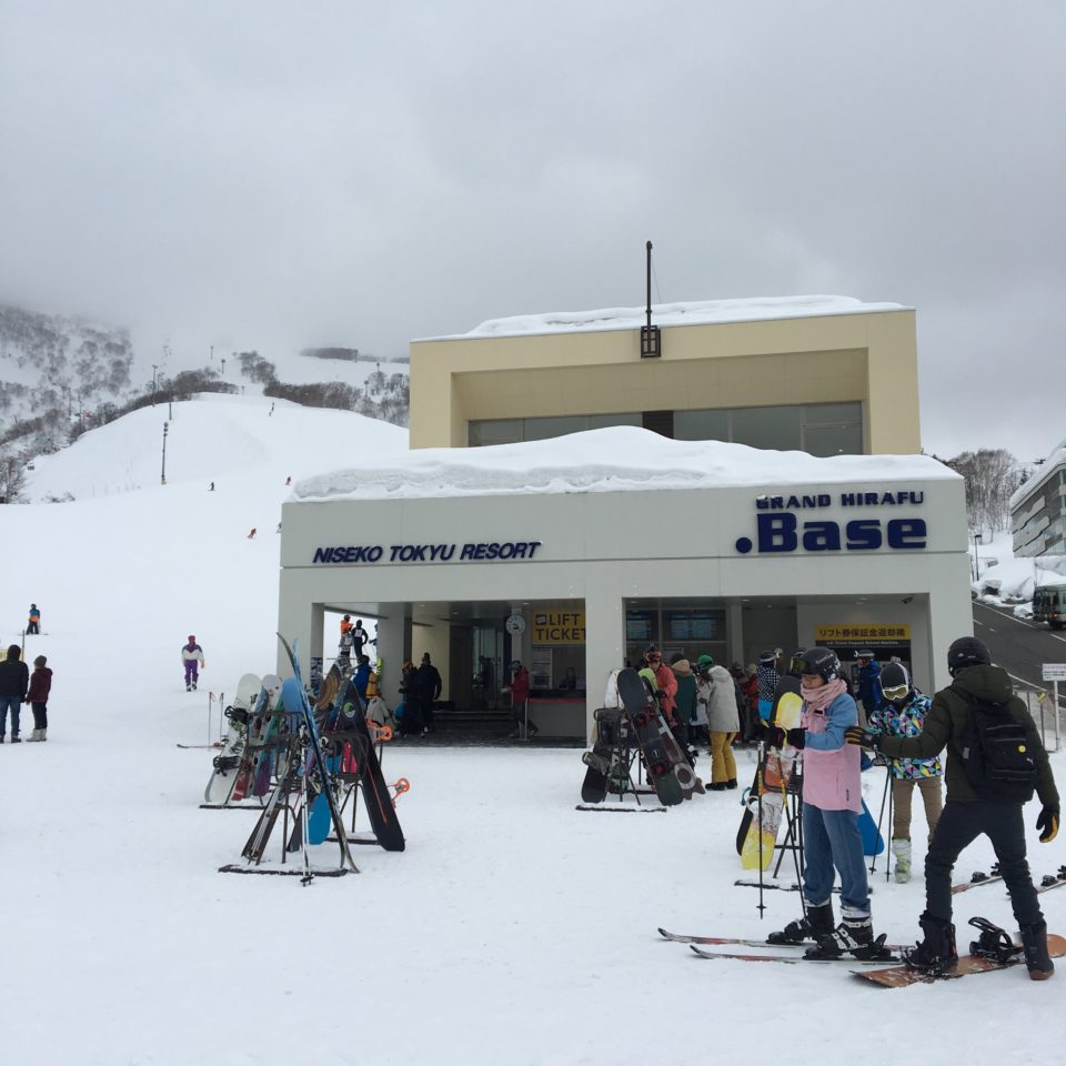 北海道ニセコでスキーを楽しむために必要な手配と費用のすべて